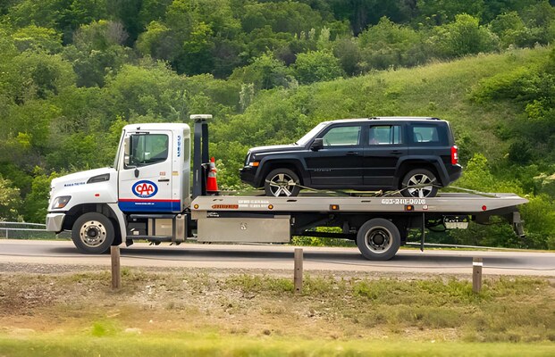 Dubai roadside assistance team helping a vehicle in distress